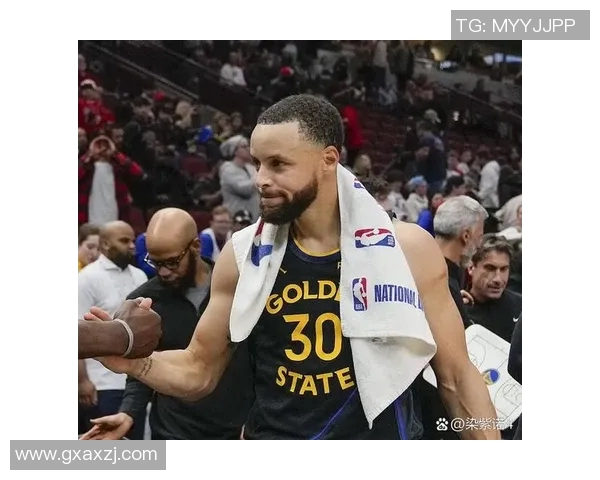 勇士力克独行侠,库里30分闪耀全场:篮球传奇再现光辉